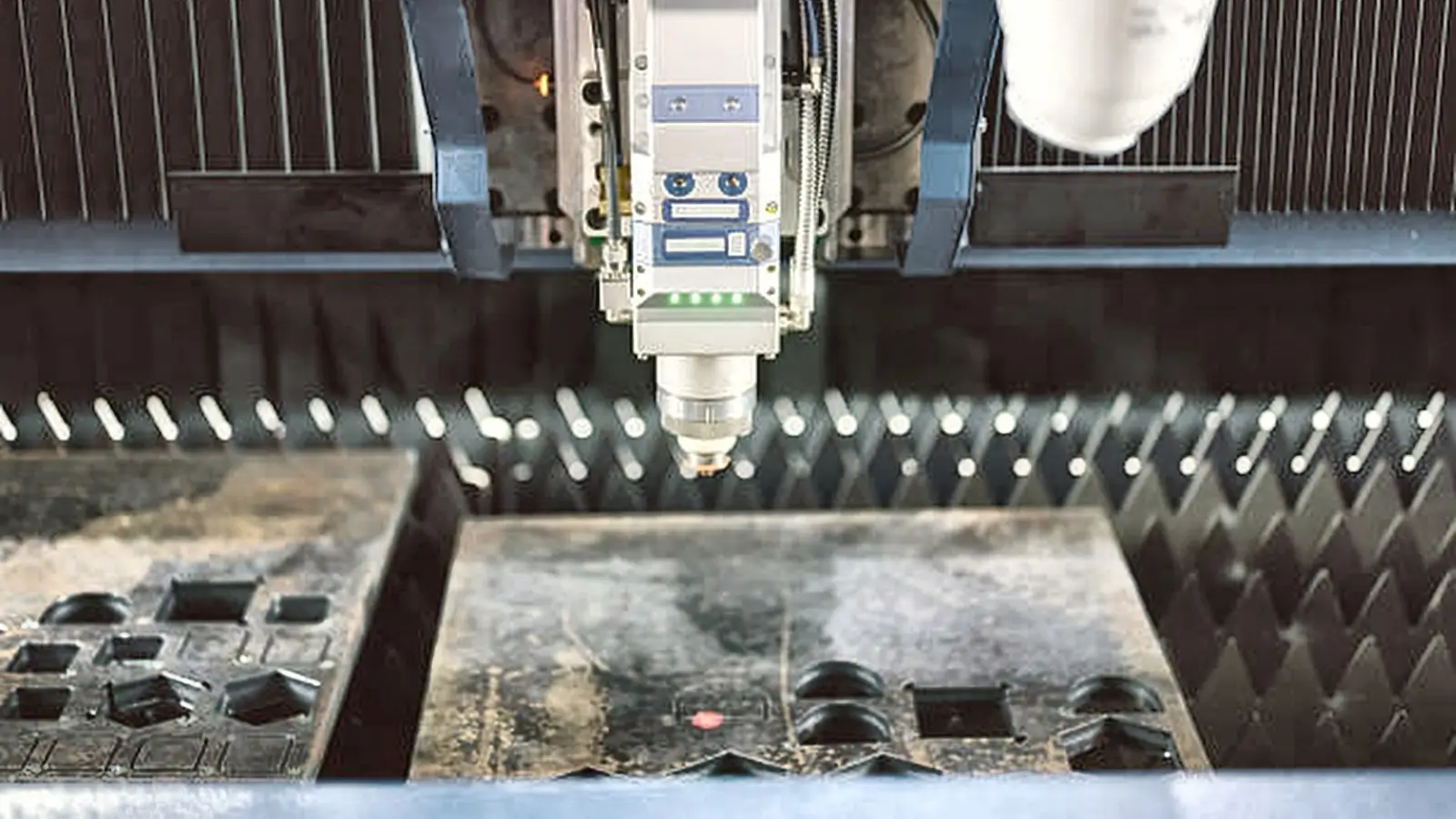 Open-Type vs Fully Enclosed Fiber Laser Cutting Machine: Which Should You Choose?