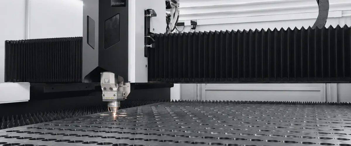 Cutting head inside a fully enclosed fiber laser machine